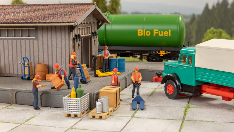 Figure Set "Loading Goods"