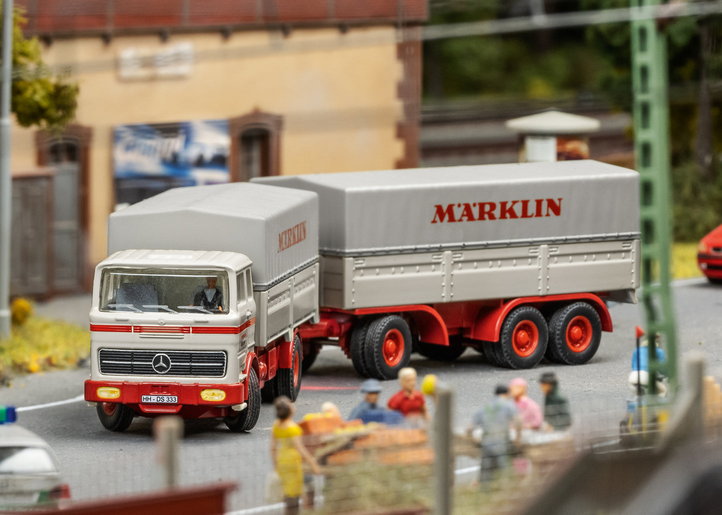 DB Depressed-Floor Flat Car with Märklin Truck