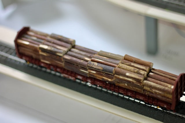 DB Stake Car with Real Wood Load 2/5