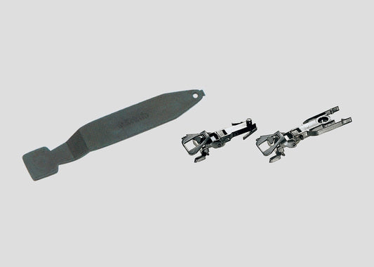 Close Couplers for Locomotives and Cars without Guide Mechanisms